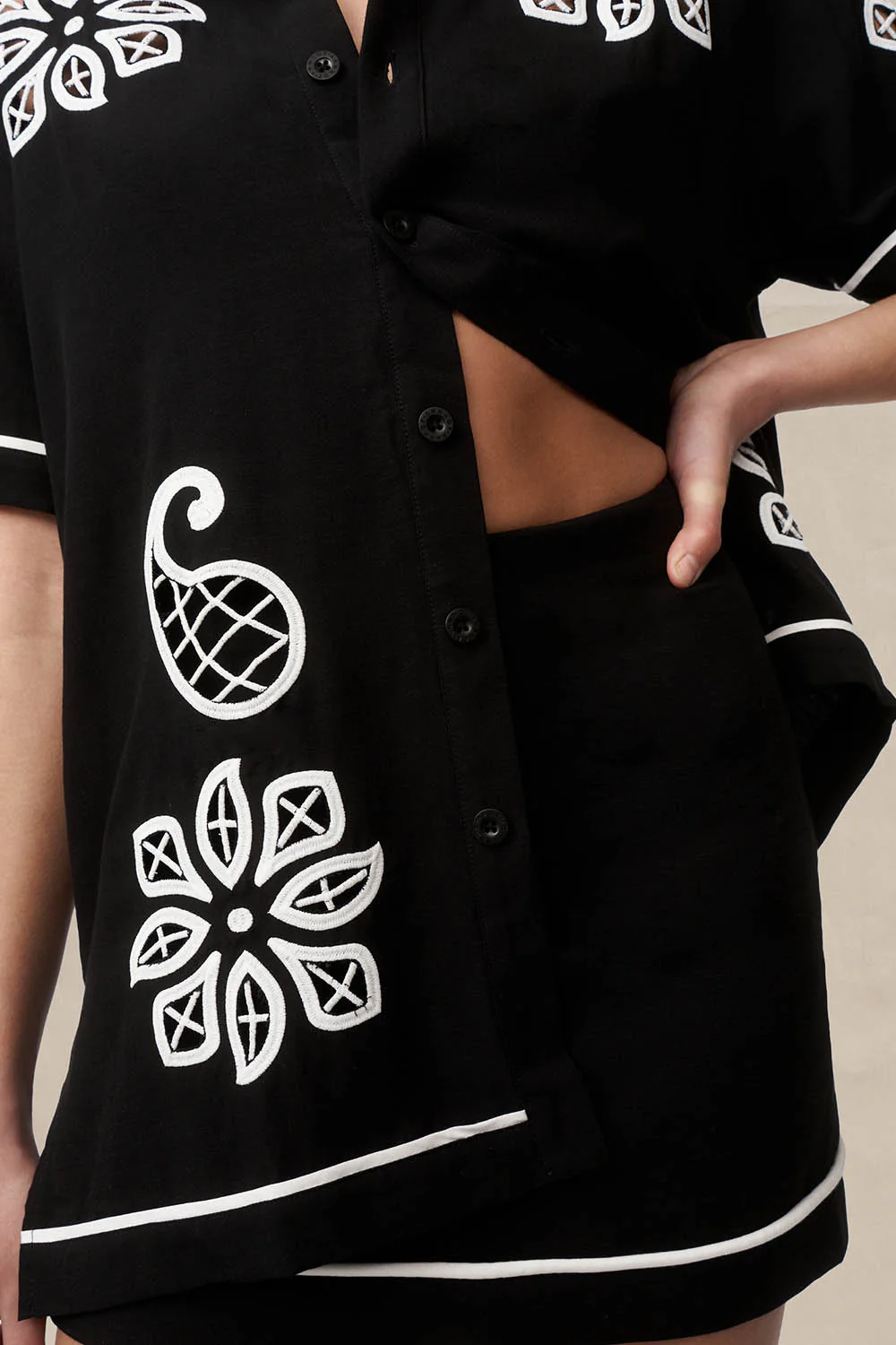 Monochrome Piped Trim Mini Skirt - Ivory Black - Image 2